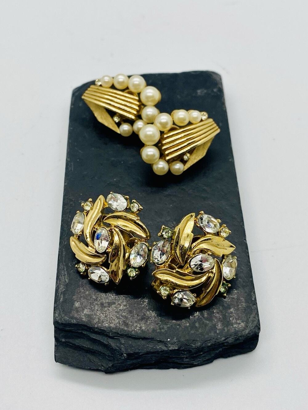 VTG CROWN TRIFARI GOLD TONE CLIP RHINESTONE & FAUX PEARL EARRINGS Lot 2 Pair